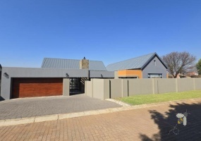 Leloko, For Sale, 4 Bedroom House, Single Storey, Luxury, Splash Pool, Wildlife Estate