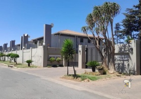 Bedfordview, duplex for sale, York Way Estate, 3 bedroom, secure estate, pool, furnished, R 2 500 000.