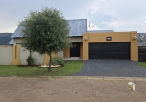Hartbeespoort, house for sale, 4 bedroom, family home, secure living, staff accommodation, green belt, R 2 795 000