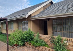 Edenvale, house for sale, 4 bedroom, investment property, furnished, large erf, secure living, R 1 900 000.