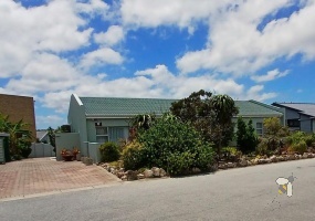 Stilbaai heights, 3 bedroom house, family home, solar power, inverter, 3 garages, home office, braai area.