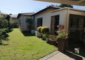 Grabouw estate home, small estate, three bedroom, secure, garden, fireplace, flexible study, tranquility.