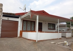 Phoenix property, 2 bedroom townhouse, Phoenix real estate, townhouse for sale, garage, enclosed yard, secure living.