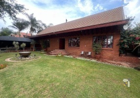 Akasia, house for sale, six bedroom, swimming pool, luxury kitchen, large family home, secure parking, Akasia property.