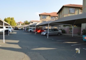 No Transfer Duty | 1-Bedroom Garden Apartment in Ferngate Complex
Modern ground-floor unit with large private courtyard, spacious open-plan layout, and secure estate living—directly across from Chartwell Corner Shopping Centre.