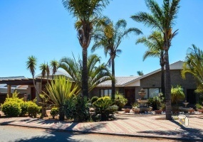 Lutzville property for sale, 4-bedroom home Lutzville, family home with pool, house with solar system Lutzville, low maintenance home, modern home West Coast, property near schools Lutzville, house with triple garage, braai area home Lutzville