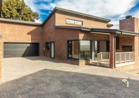 Fraaiuitsig duet for sale, 3-bedroom house Fraaiuitsig, modern home near Mossel Bay, duet with double garage, property in Fraaiuitsig, coastal homes South Africa, homes with braai area, low-maintenance duet for sale