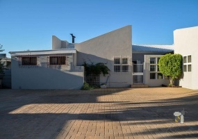 4-bedroom house Vredendal, property for sale Vredendal, family home Western Cape, homes with braai room, secure homes in Vredendal, Vredendal property listings, modern kitchen, large garden home for sale