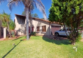 Thabazimbi property for sale, Bosbok Street estate home, 3-bedroom house Thabazimbi, estate living with pool, house with loft Thabazimbi, family home Limpopo, homes with braai area Thabazimbi, houses with double garage and water tank