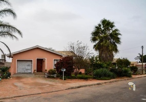 Don’t miss this 3-bedroom, 2-bathroom Vredendal home with a large plot offering expansion potential. Ideal for families or those wanting to create their own oasis.