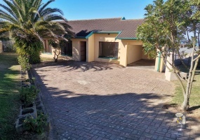Dana Bay house for sale, 3 bedroom home Dana Bay, Dana Bay property R2.5m, house on large stand Mossel Bay, beachside family home Garden Route, Dana Bay real estate, house with development potential Mossel Bay, 953 m² stand Dana Bay