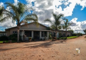 Vredendal estate for sale, main house with pool Vredendal, rental income property Vredendal, Vredendal agricultural property, smallholding with dams and irrigation, solar-powered estate Vredendal, estate near Vredendal golf course, fruit trees Vredendal, horse stables Vredendal, farm with olive trees