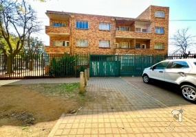 Turffontein apartment for sale, 1 bedroom apartment Johannesburg South, apartment with balcony Turffontein, affordable apartment Turffontein, investment property Johannesburg South