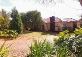 Mondeor house for sale, 3 bedroom home Mondeor, property with flatlets Johannesburg South, family home with pool Mondeor, investment property Johannesburg South