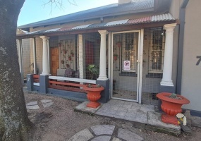 Parys family home, multigenerational home Parys, property with flatlets, income-generating property, investment property Parys, home with entertainment area, spacious family home, property for sale Free State, Parys real estate