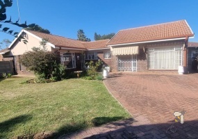 Vereeniging family home for sale, 3 bedroom house Vereeniging, house with flatlet Vereeniging, home with pool and lapa Vereeniging, property near schools Vereeniging