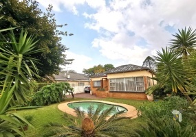 Charming 3-bedroom home with ensuite, modern kitchen, 2 lounges, dining room, flatlet with 3 bedrooms, pool, and garden. Perfect family home in The Hill, Johannesburg!