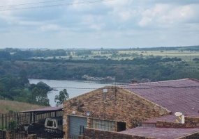 Vaaloewer Vanderbijlpark home, 5-bedroom riverside house, river view property Vanderbijlpark, secure family home Vaaloewer, home with swimming pool Vanderbijlpark, Vaaloewer property for sale, riverside family house South Africa