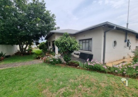 Parys family home for sale, 3-bedroom house Parys, property with flatlet Parys, Parys home with garden, secure home Parys, Parys property with water tank, home with greenhouse Parys