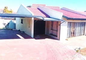 Ridgeway family home for sale, 3 bedroom house Ridgeway Johannesburg, older style home with character JHB South, spacious family home Ridgeway, house with carports and shed