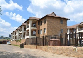 Value for Money in Erand Gardens, Midrand
Sunny 2-bedroom, 2-bathroom apartment with open-plan island kitchen, balcony, en-suite bathrooms, and built-in cupboards. Complex offers pool, kids’ play area, 24/7 security, access control, and prime location near Vodaworld, Carlswald, and major schools.