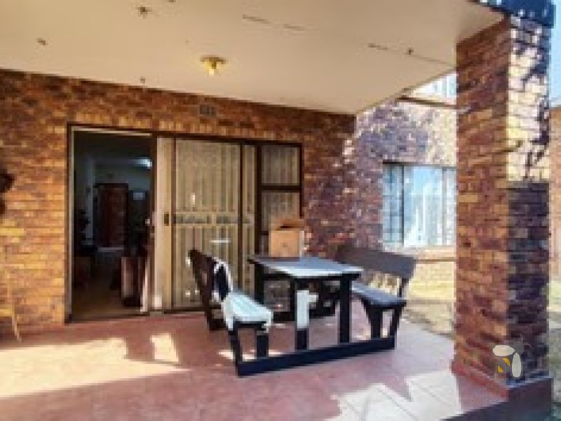 Sonneveld Brakpan property, ground floor unit Sonneveld, affordable townhouse Brakpan, 2 bedroom unit Brakpan, secure complex Brakpan, Chas Everitt Brakpan, Brakpan flats for sale, lock-up garage Brakpan