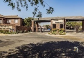 Sonneveld Brakpan property, ground floor unit Sonneveld, affordable townhouse Brakpan, 2 bedroom unit Brakpan, secure complex Brakpan, Chas Everitt Brakpan, Brakpan flats for sale, lock-up garage Brakpan