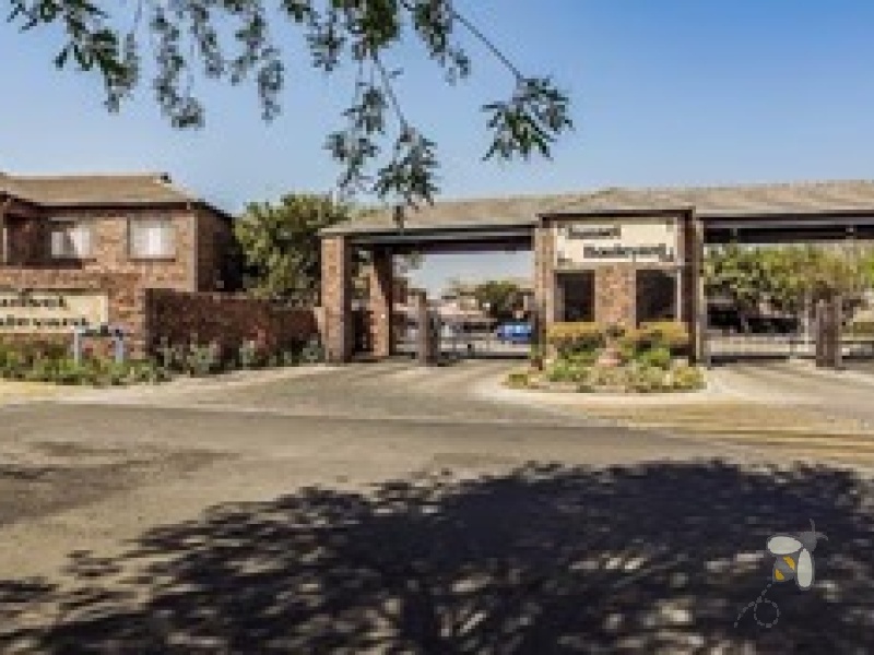 Sonneveld Brakpan property, ground floor unit Sonneveld, affordable townhouse Brakpan, 2 bedroom unit Brakpan, secure complex Brakpan, Chas Everitt Brakpan, Brakpan flats for sale, lock-up garage Brakpan