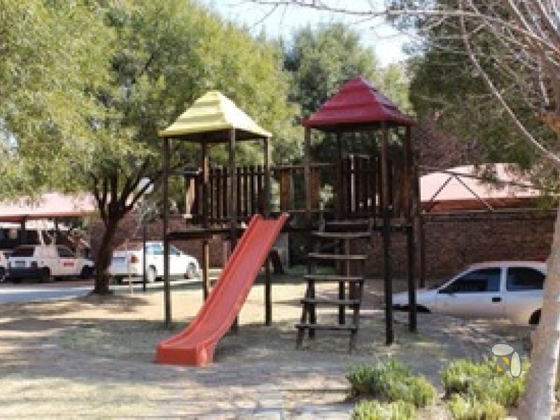 Sonneveld Brakpan property, ground floor unit Sonneveld, affordable townhouse Brakpan, 2 bedroom unit Brakpan, secure complex Brakpan, Chas Everitt Brakpan, Brakpan flats for sale, lock-up garage Brakpan