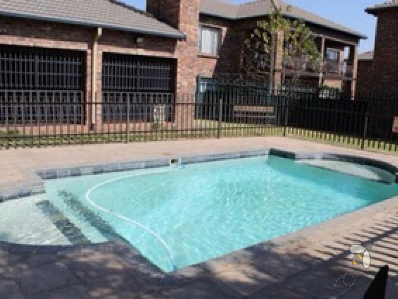 Sonneveld Brakpan property, ground floor unit Sonneveld, affordable townhouse Brakpan, 2 bedroom unit Brakpan, secure complex Brakpan, Chas Everitt Brakpan, Brakpan flats for sale, lock-up garage Brakpan