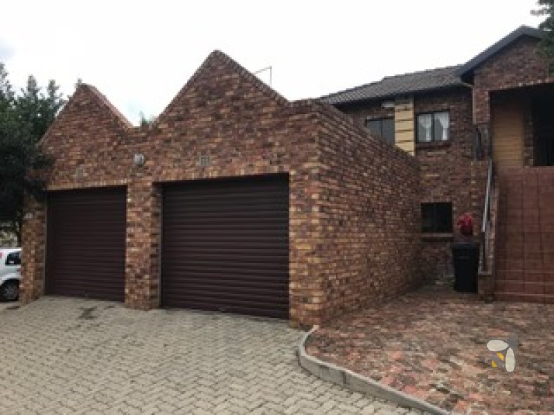 Sonneveld Brakpan property, ground floor unit Sonneveld, affordable townhouse Brakpan, 2 bedroom unit Brakpan, secure complex Brakpan, Chas Everitt Brakpan, Brakpan flats for sale, lock-up garage Brakpan