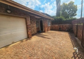 Brakpan Central townhouse for sale, Brakpan simplex, facebrick townhouse Brakpan, 2 bedroom townhouse Brakpan, low maintenance home Brakpan, Brakpan property for sale, Chas Everitt Brakpan
