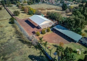 Rand Collieries property for sale, Brakpan small holding, smallholding investment Brakpan, 4 bedroom house Brakpan, Brakpan smallholding with cottage, Brakpan property near Mall Carnival, Brakpan farm-style property for sale, Chas Everitt Brakpan