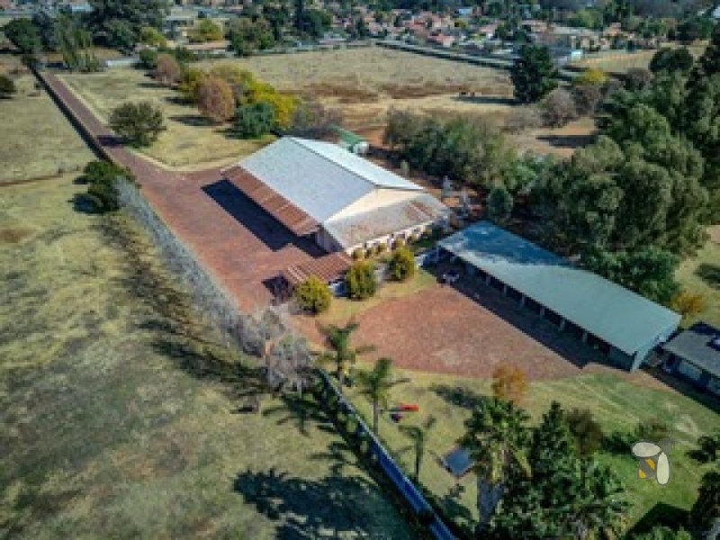 Rand Collieries property for sale, Brakpan small holding, smallholding investment Brakpan, 4 bedroom house Brakpan, Brakpan smallholding with cottage, Brakpan property near Mall Carnival, Brakpan farm-style property for sale, Chas Everitt Brakpan