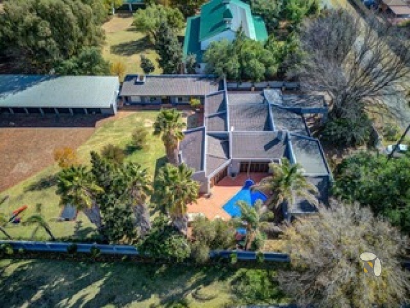 Rand Collieries property for sale, Brakpan small holding, smallholding investment Brakpan, 4 bedroom house Brakpan, Brakpan smallholding with cottage, Brakpan property near Mall Carnival, Brakpan farm-style property for sale, Chas Everitt Brakpan