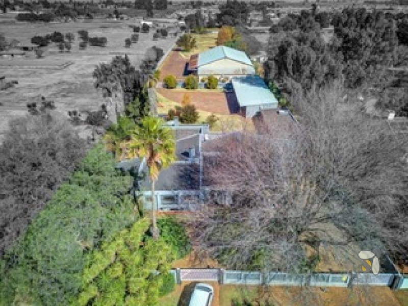 Rand Collieries property for sale, Brakpan small holding, smallholding investment Brakpan, 4 bedroom house Brakpan, Brakpan smallholding with cottage, Brakpan property near Mall Carnival, Brakpan farm-style property for sale, Chas Everitt Brakpan