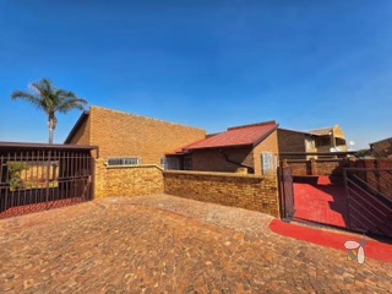 Kenleaf property for sale, Brakpan homes for sale, full title house Kenleaf, no levies Brakpan, renovated facebrick home Brakpan, 3 bedroom house Brakpan, secure complex Brakpan, Chas Everitt Brakpan property
