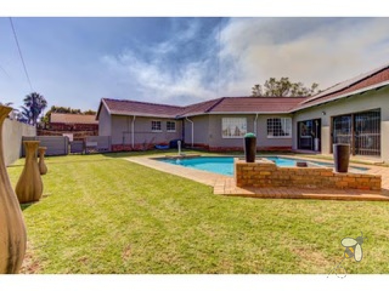 Dalpark Brakpan property, Dalpark Ext 5 homes for sale, 3 bedroom house Dalpark, exclusive mandate Dalpark, family home with pool Brakpan, house with garages Dalpark, Chas Everitt Brakpan