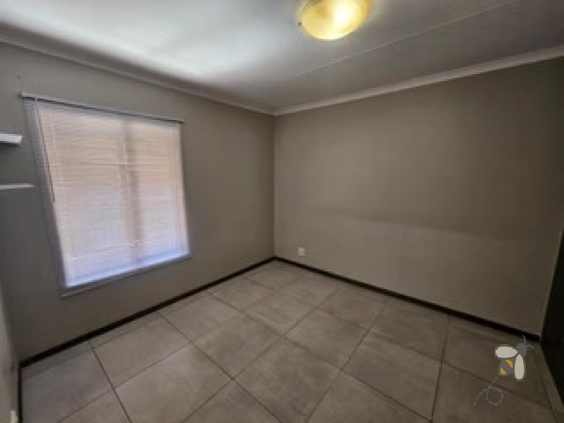 Kenleaf Brakpan property, 1 bedroom apartment Brakpan, modern lock-up-and-go Brakpan, stylish apartment Kenleaf, secure living Brakpan, first-time buyer property Brakpan, Chas Everitt Brakpan