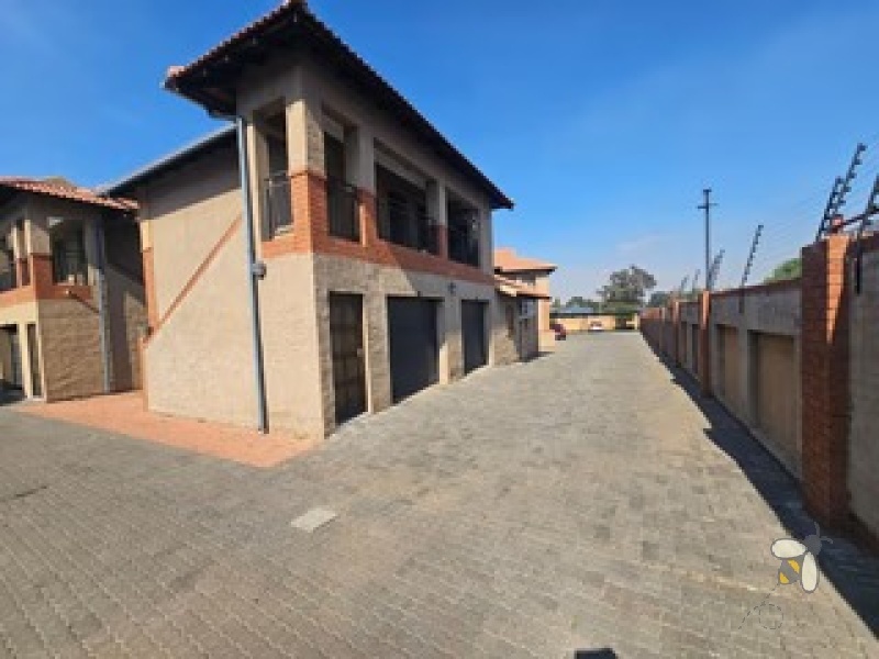 Kenleaf Brakpan property, 1 bedroom apartment Brakpan, modern lock-up-and-go Brakpan, stylish apartment Kenleaf, secure living Brakpan, first-time buyer property Brakpan, Chas Everitt Brakpan