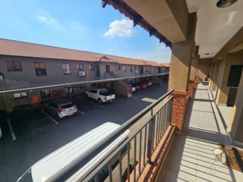 Kenleaf Brakpan property, 1 bedroom apartment Brakpan, modern lock-up-and-go Brakpan, stylish apartment Kenleaf, secure living Brakpan, first-time buyer property Brakpan, Chas Everitt Brakpan
