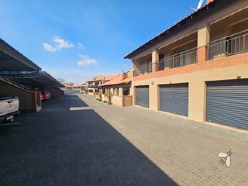 Kenleaf Brakpan property, 1 bedroom apartment Brakpan, modern lock-up-and-go Brakpan, stylish apartment Kenleaf, secure living Brakpan, first-time buyer property Brakpan, Chas Everitt Brakpan