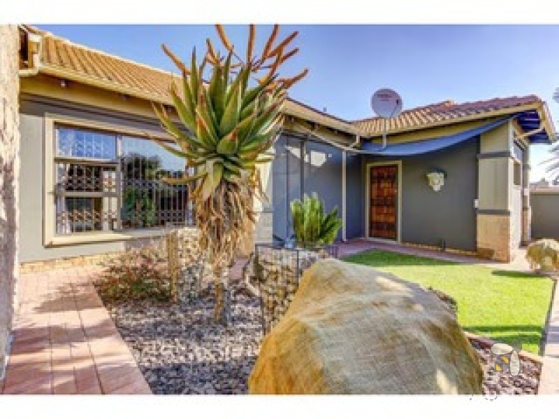 Sunair Park Brakpan property, 3 bedroom estate home Brakpan, modern home Sunair Park, solar home Brakpan, secure estate living Brakpan, Chas Everitt Brakpan listings