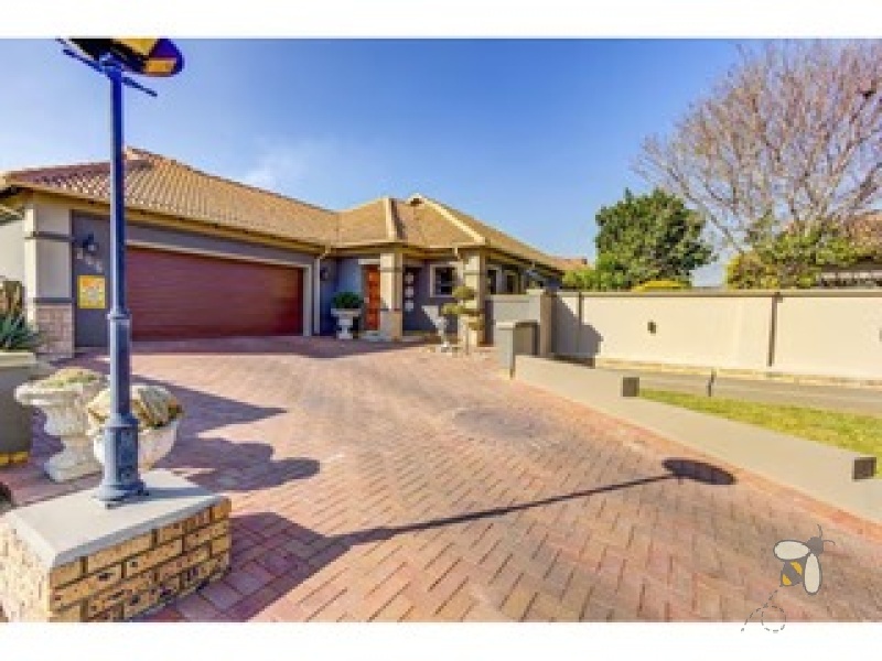 Sunair Park Brakpan property, 3 bedroom estate home Brakpan, modern home Sunair Park, solar home Brakpan, secure estate living Brakpan, Chas Everitt Brakpan listings