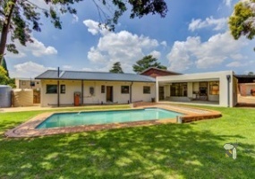 Sonneveld Estate Brakpan property, 7 bedroom house Brakpan, luxury family home Sonneveld, house with borehole Brakpan, Brakpan property with pool, Chas Everitt Brakpan