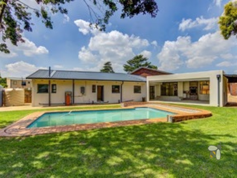 Sonneveld Estate Brakpan property, 7 bedroom house Brakpan, luxury family home Sonneveld, house with borehole Brakpan, Brakpan property with pool, Chas Everitt Brakpan