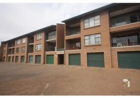 Brakpan Central property for sale, 2-bedroom apartment Brakpan, renovated kitchen, Chas Everitt Brakpan, Brakpan real estate