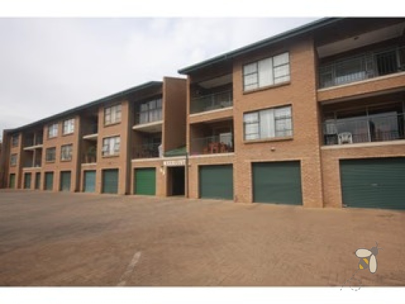 Brakpan Central property for sale, 2-bedroom apartment Brakpan, renovated kitchen, Chas Everitt Brakpan, Brakpan real estate