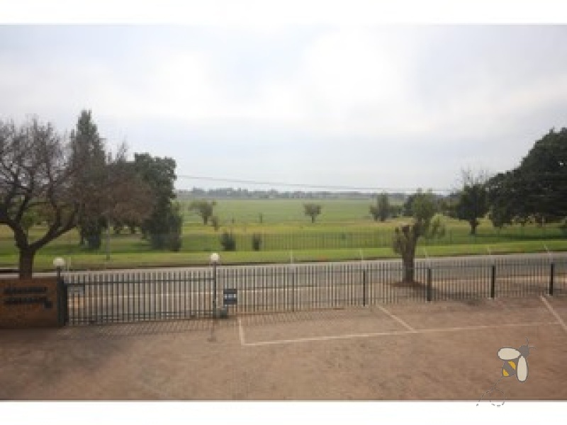 Brakpan Central property for sale, 2-bedroom apartment Brakpan, renovated kitchen, Chas Everitt Brakpan, Brakpan real estate