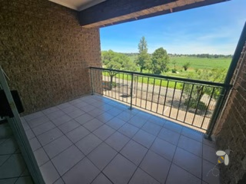 Brakpan Central property for sale, 2-bedroom apartment Brakpan, renovated kitchen, Chas Everitt Brakpan, Brakpan real estate